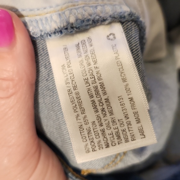 Light wash, distressed mid rise Universal Threads bermuda shorts size 14! - Picture 5 of 11